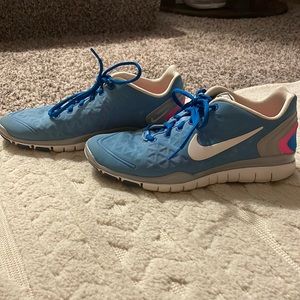 ✨MOVING SALE ✨Nike Free Fit 2